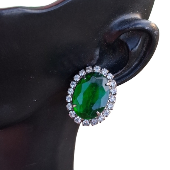 💚 Vintage Emerald Green Glass Oval Rhinestone Halo Clip-On Earrings - Picture 3 of 6